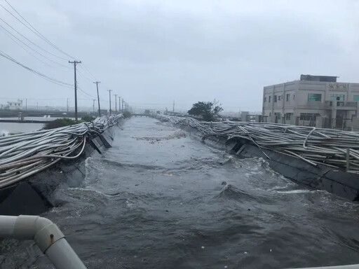 枋寮大庄海堤破裂 太空包和消波塊防堵