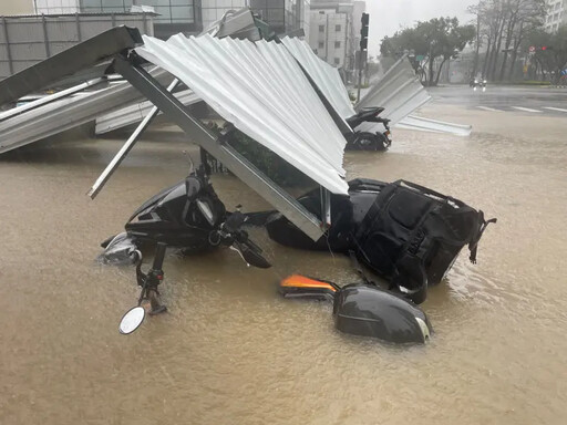 山陀兒登陸挾豪雨 高雄文化中心附近路淹水