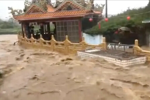 金山豪雨淹水！滾滾黃流幾乎讓民宅寺廟滅頂