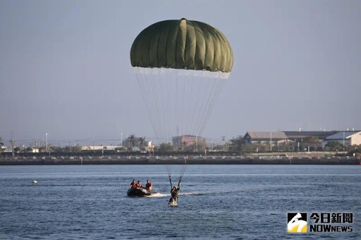 影／陸軍空訓中心首次 直升機水域滲透跳傘