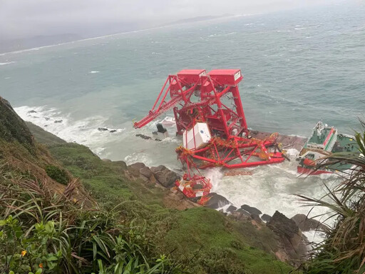 影／鈺洲啟航輪卡野柳 起重機掉落恐漏油