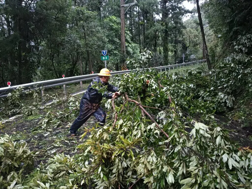 全台捲入康芮暴風圈 台電：7.7萬戶停電