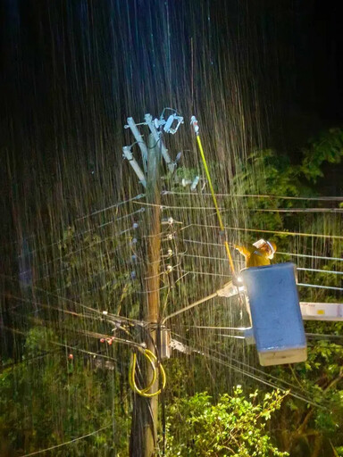 康芮釀停電災情！網友崩潰：狂閃燈又斷網