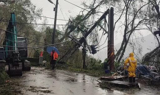 台電人員山區徒步搶復電 電通了回程路已斷