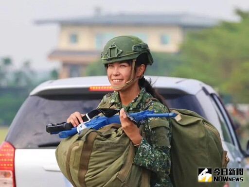 獨／黑鷹高空跳傘 正妹女教官巾幗不讓鬚眉