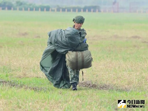 獨／黑鷹高空跳傘 正妹女教官巾幗不讓鬚眉