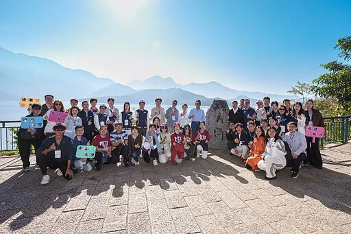 陸生遊日月潭 「龍龍團」百里追星喊好帥