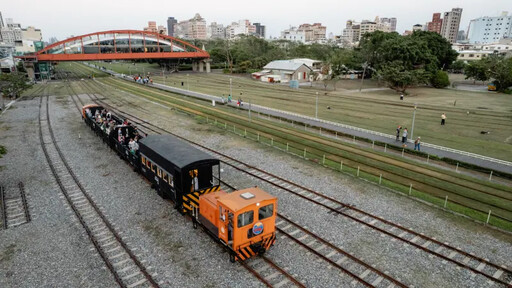 火車重返哈瑪星鐵道園區 巨型香蕉成新亮點