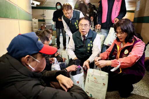 冬至前夕 黃偉哲訪街友送物資傳祝褔