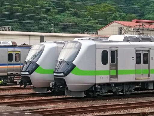 台鐵EMU900型出軌 撞電線杆車頭毀損