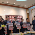 綠委響應Wecare 號召高雄市民討傅抗藍白