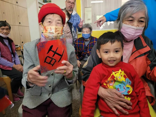 龍井幼兒園走春快閃長照機構爺奶樂開懷