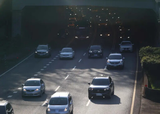 返鄉車潮湧國道 國1南南屯交流道3車連環撞