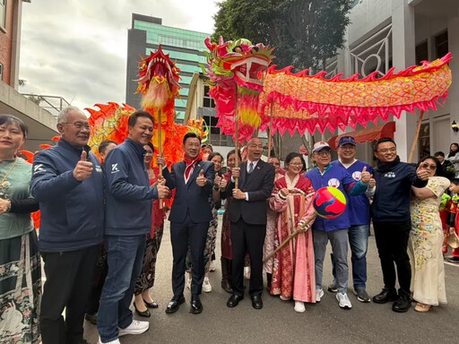 邱鎮軍從小愛（火旁）龍 韓國瑜也愛不釋手