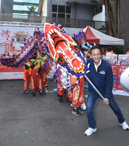 邱鎮軍從小愛（火旁）龍 韓國瑜也愛不釋手