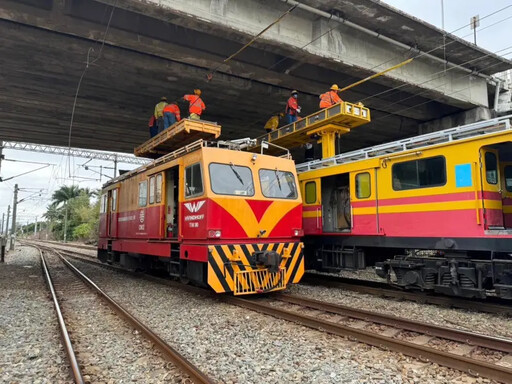 台鐵調車機車出意外！深夜突衝撞自強號