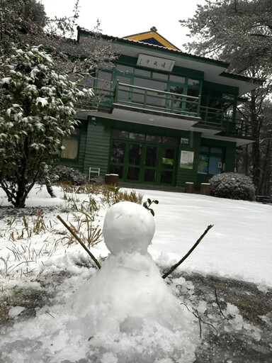 上山堆雪人囉！武陵「天空之鏡」如童話場景