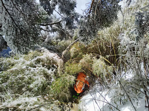 2人爬玉山被雪埋！太管處：登山備雪地三寶