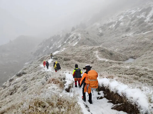 2人爬玉山被雪埋！太管處：登山備雪地三寶