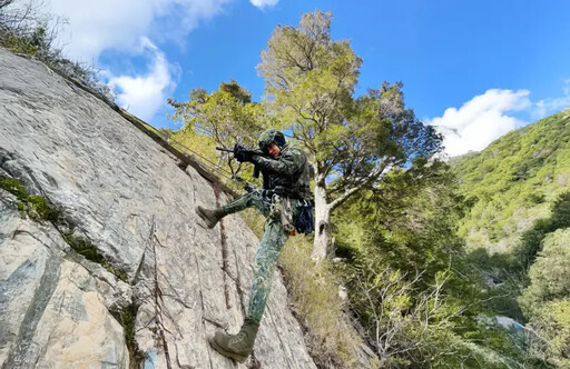 迎接兒童節陸軍特戰英雄空降大里藝術廣場