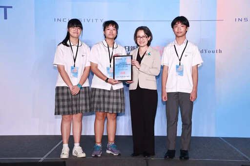 10KG書包變1台閱讀器 3高中生掀綠色革命