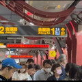 北捷文湖線列車車門故障 候車人潮塞爆月台