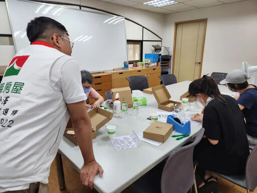 母親節快樂！信義房屋攜社區民眾手作琉璃燈