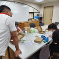 母親節快樂！信義房屋攜社區民眾手作琉璃燈