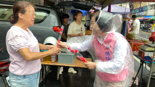 康乃馨傳愛意 楊瓊瓔母親節走訪市場獻祝福