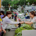 慶祝母親節！高虹安赴市場送康乃馨