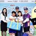 兆豐銀行深耕基層 捐贈1300所小學棒球球具
