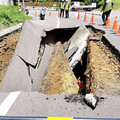 疑路基流失 台中后里圳寮路出現天坑暫封路