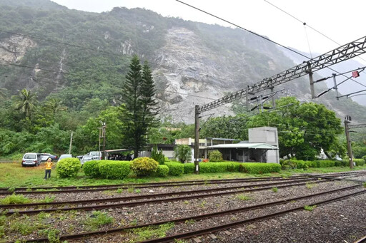 土石流淹過軌道 台鐵和仁=崇德中斷