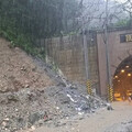 蘇花公路崇德段土石流 搶災機具帶待命警戒