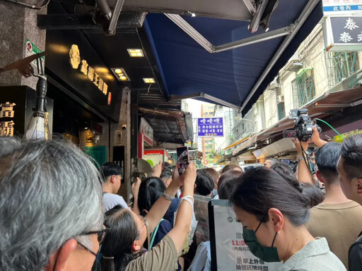 快訊/再訪美食地圖!黃仁勳赴「富霸王」