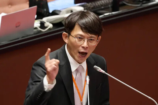 火爆畫面曝!黃國昌爆氣噴麥 吳思瑤酸1句