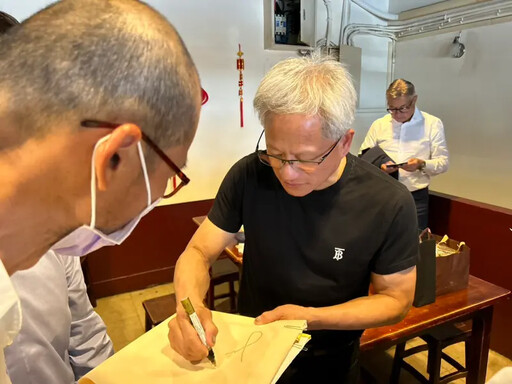 黃仁勳來台D7 再訪「牛耳精緻麵館」