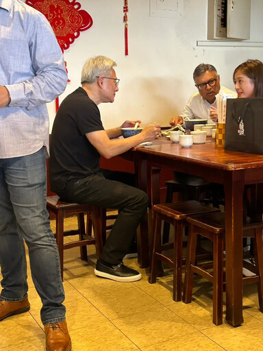黃仁勳來台D7 再訪「牛耳精緻麵館」