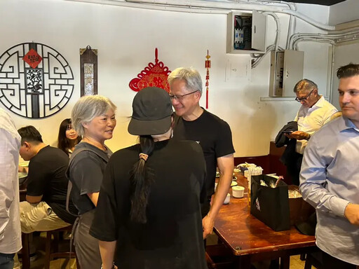黃仁勳來台D7 再訪「牛耳精緻麵館」