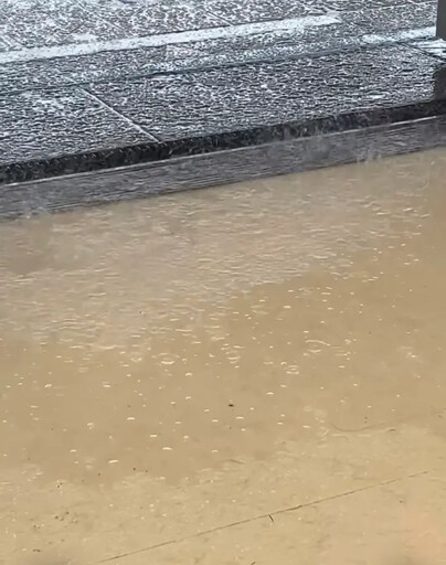 大雨又炸進捷運車廂!淡水線變成「滑水道」