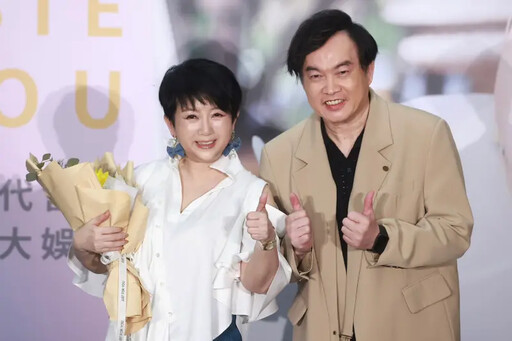 康康生日沒和老婆過?深夜和周思潔猛聊天