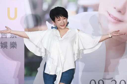 康康生日沒和老婆過?深夜和周思潔猛聊天