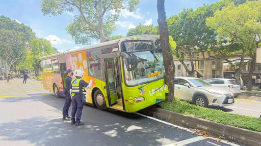 北市公車突衝分隔島撞路樹 釀6人受傷送醫