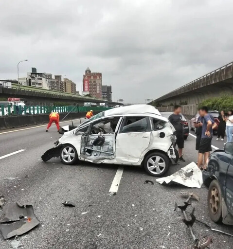 國道驚悚車禍!貨車疑沒保持安全距離撞8車