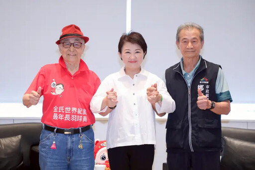 世壯運台中英雄 盧秀燕贈「金牌人生卡」