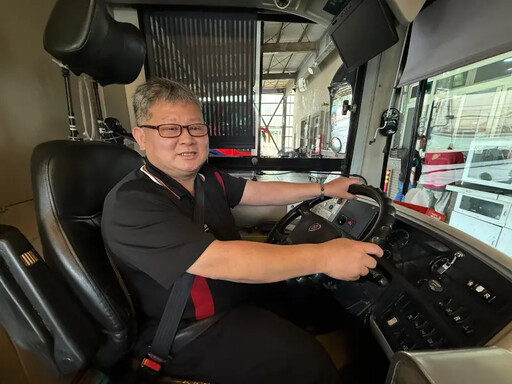 公車司機撞臉顏清標!網喊「盧秀燕快表揚」
