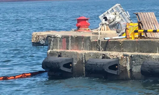 明鴻號輪在高雄港擦撞碼頭致台船工作船沉沒