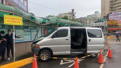 駕訓班教練載學員考照 誤踩油門爆衝自撞
