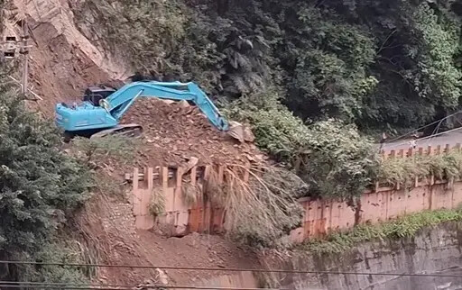 八仙山遊樂區緊急搶通!50遊客摸黑下山