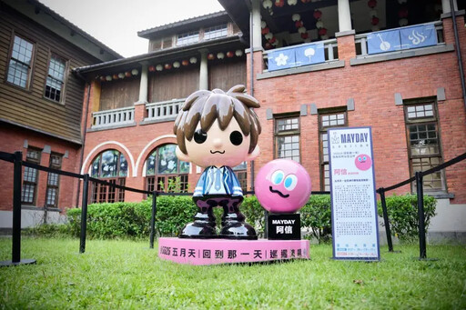五月天登大巨蛋開唱!公仔快閃現身台北街頭